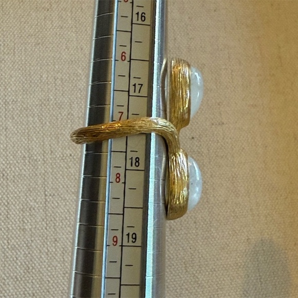 Vintage Gold Tone Bypass Ring with Moonstone Teardrop Cabochons – Size 7.25 - Picture 5 of 6